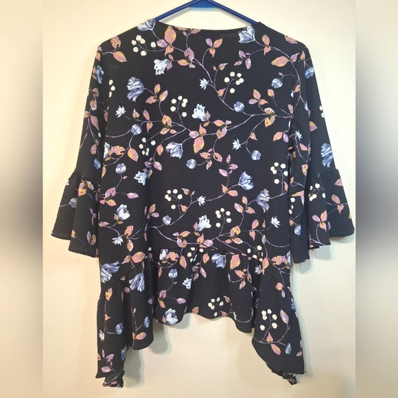 Gibsonlook small 3/4 bell sleeve Ruffle Asymmetrical Blouse dark floral - Picture 6 of 6